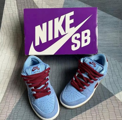 SB Dunk Low “Phillies''